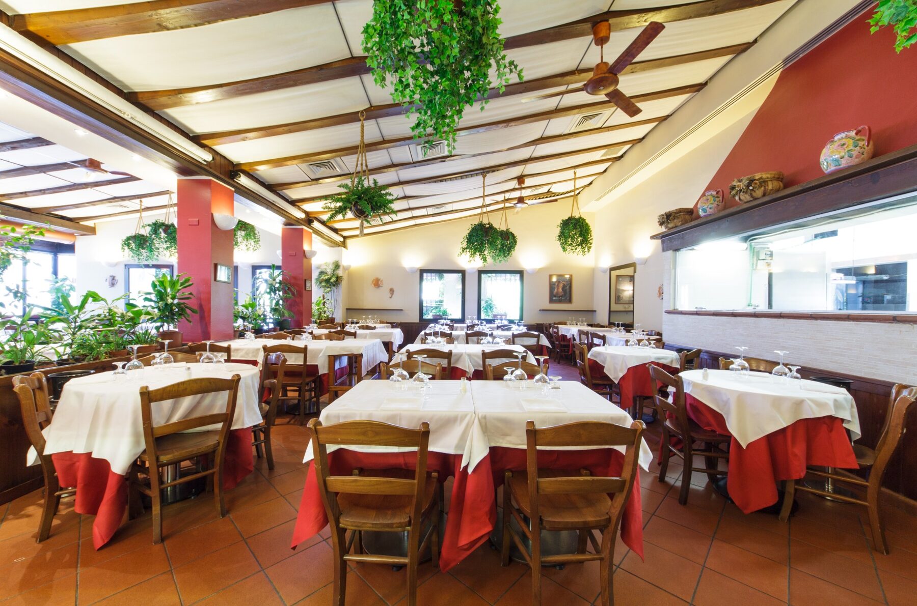 Sala della Trattoria Ai Due Orsi con cucina a vista
