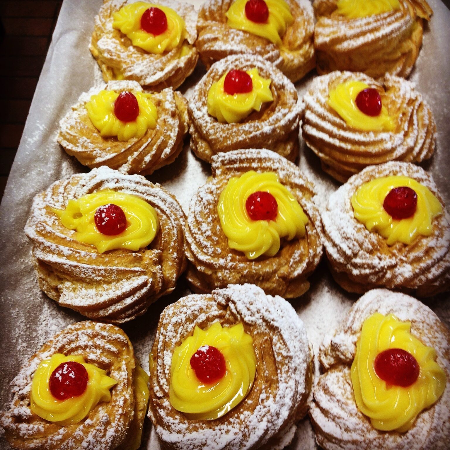 Zeppole artigianali con crema e amarena preparate alla Trattoria Ai Due Orsi